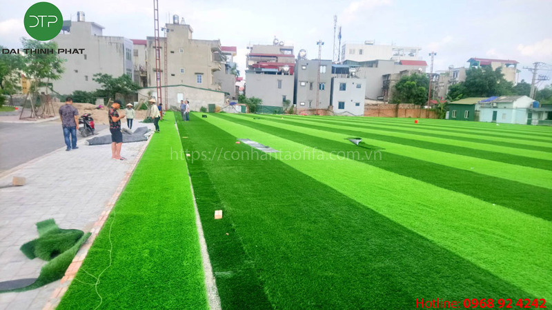 Trải thảm cỏ nhân tạo sân bóng